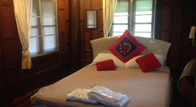 Ruen Thai Ampawa Resort, Rezervovat Lázně / Resort Levné hotely v Samut Songkhram