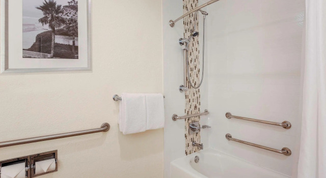 Четырёхместный номер Standard Courtyard by Marriott San Diego Del Mar/Solana Beach