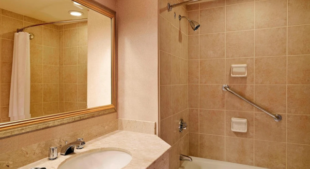 Четырёхместный номер Standard с балконом Sheraton Music City Nashville Airport