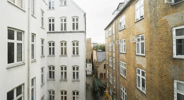 Fantastic 3-bed With French Balcony and Lake-views, Забронировать Апартаменты/квартира Копенгаген Остров Зеландия, рядом с Железнодорожная станция Vesterport