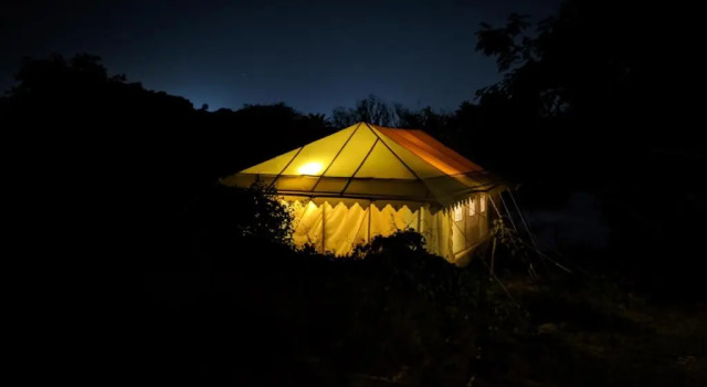 Тент с видом на озеро Dera Baghdarrah Nature Retreat Udaipur