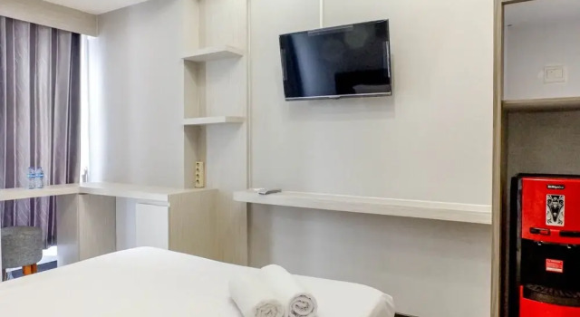Modern Minimalist Studio Apartment At East Coast Mansion, Book Apartment Hotels in East Java with a Pool, Swimming Pool