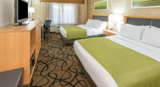 Четырёхместный номер Deluxe Holiday Inn Express Hotel and Suites - Henderson by IHG