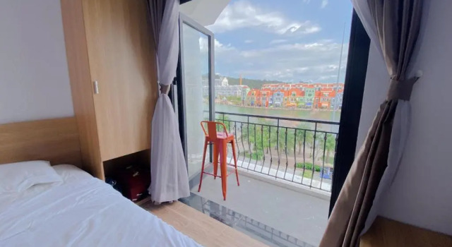 3 Rau House Grand World Phu Quoc, Забронировать Отель Отели Фукуок с парковкой, рядом с Парк развлечений Vinpearl Land в Фукуоке, Парковка