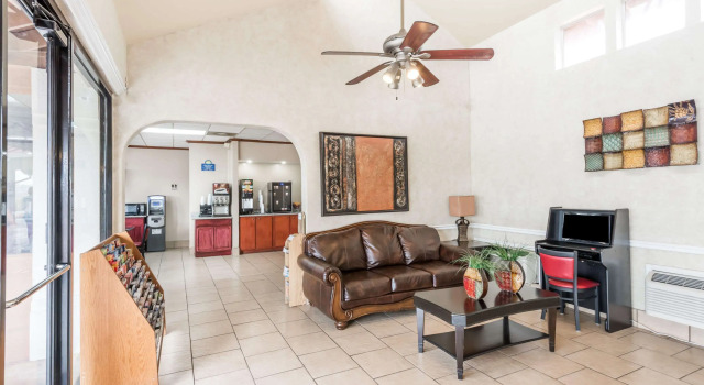 Days Inn by Wyndham San Antonio Splashtown/ATT Center, Забронировать Отель Сан-Антонио Bexar County, рядом с Splashtown San Antonio