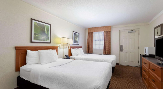Четырёхместный номер Deluxe La Quinta Inn by Wyndham Huntsville Research Park