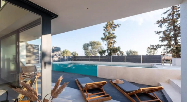 Superior Vila Serene seafront homes