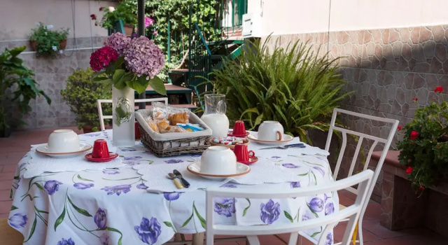 Коттедж с 2 комнатами с видом на сад Holiday House The Red Cat