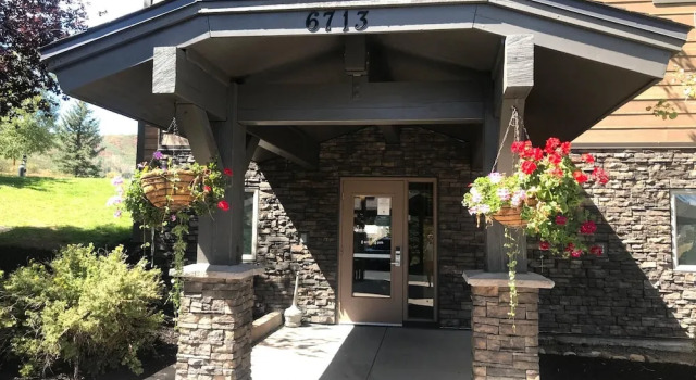 Номер Standard KBM Resorts Crestview Condos Spacious Condo Near Olympic Park With gas Fireplace, Year-round Pool, hot Tub, City Wide Shuttle Access. Cvc-308b