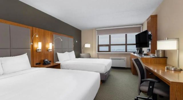 Четырёхместный номер Deluxe Ramada by Wyndham Northern Grand Hotel & Conference Centre