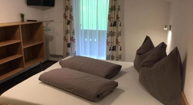 Ferienhaus Bergfrieden, Prenota Hotel Hotel a Tirolo con parcheggio, Parcheggio
