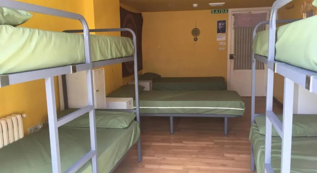 Кровать в общем номере Albergue Azabache