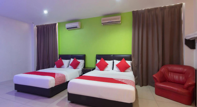 Семейный люкс OYO 44072 Mines Cempaka Hotel