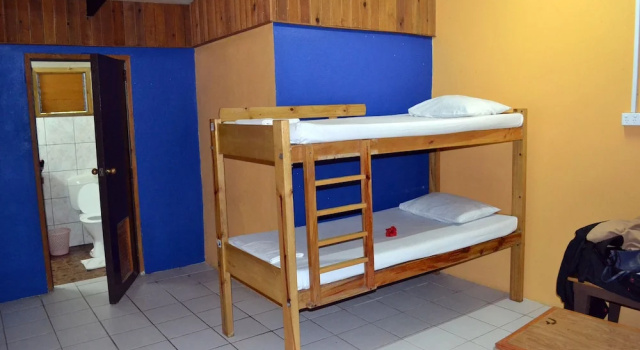Кровать в общем номере Ratu Kini Backpackers & Dive Resort