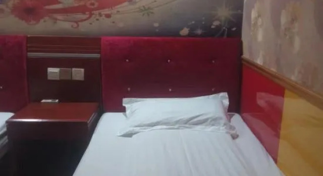 Кровать в общем номере shanghaiyuelijiarilvdian