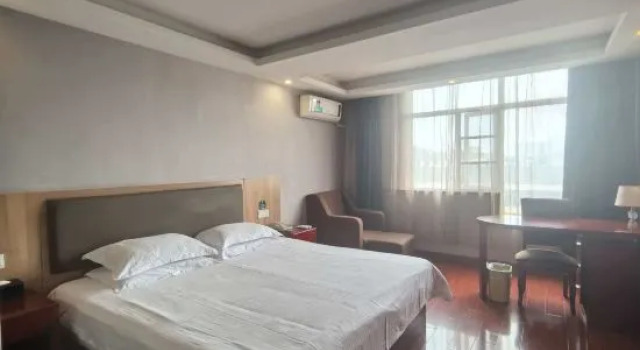 Двухместный номер Deluxe GreenTree Inn JiangSu ZHenjiang Jurong Yalong Business Hotel
