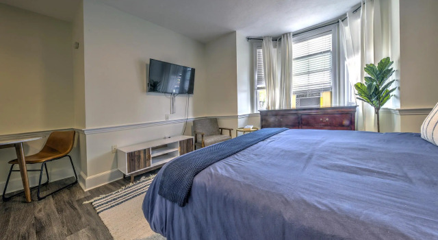 Gorgeous Studio with Bay Windows!