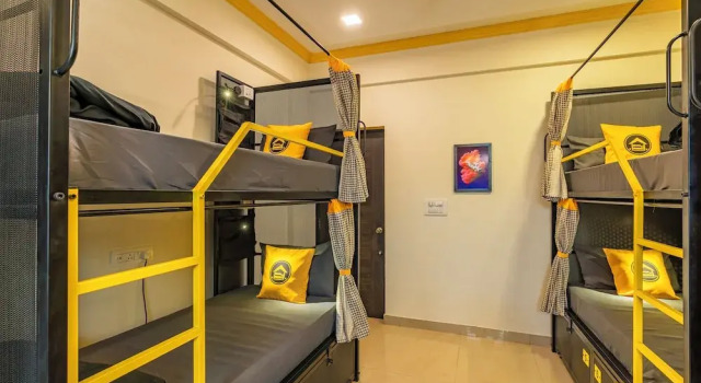 Кровать в общем номере с балконом The Hosteller Goa, Candolim