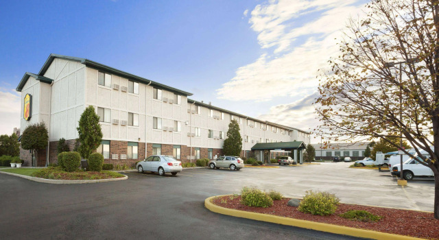 Super 8 by Wyndham Milwaukee Airport