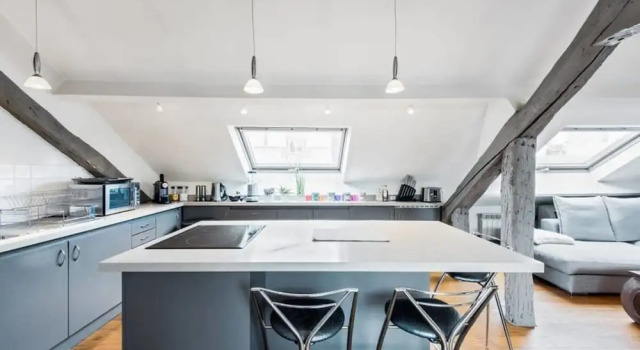 Spacious Loft for 3p in Saint Germain des Près, Забронировать Отель 6-й округ: Сен-Жермен Париж, рядом с Лувр — Риволи