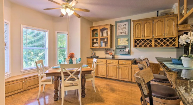 Family Retreat on Guadalupe River: 2 Living Areas!, 预订 度假屋 塞金 Greater San Antonio
