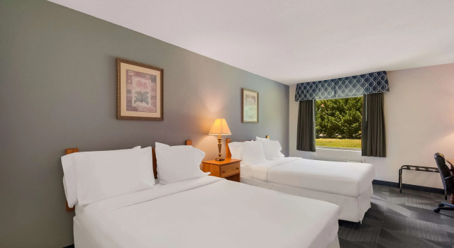 Четырёхместный номер Standard SureStay Plus Hotel by Best Western Berkeley Springs