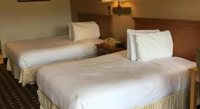 Четырёхместный номер Standard Red Carpet Inn and Suites Cooperstown