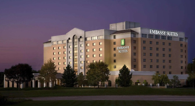 Кровать в общем номере Embassy Suites by Hilton Kansas City International Airport