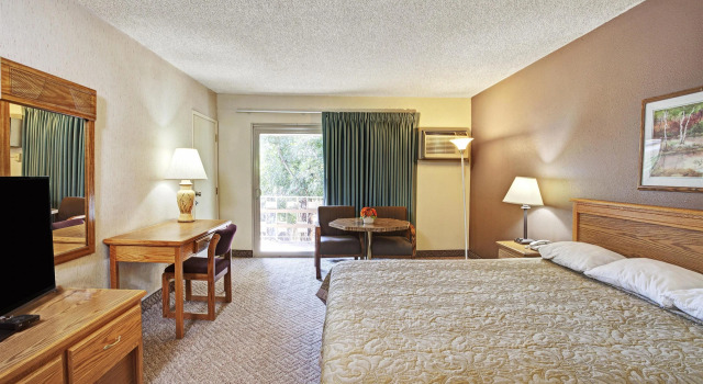 Super 8 Long Beach, Забронировать Отель Лонг-Бич Большой Лос-Анджелес, рядом с Community Hospital of Long Beach