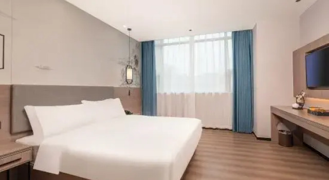 Люкс Business Huaju Hotel (Wenfeng World Store, Middle Jianghai Road, Qidong)