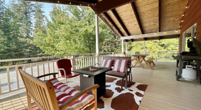 Коттедж Maple Leaf Lodge 3 Bedroom Home by NW Comfy Cabins by RedAwning