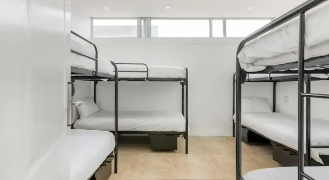 Кровать в общем номере (мужской номер) Inn & Out Express Sea Point