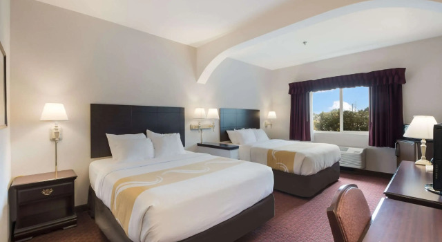 Четырёхместный люкс Quality Inn Grand Suites Bellingham