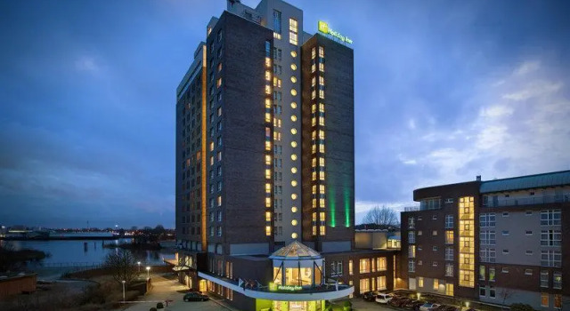 Кровать в общем номере HI Hotel International Hamburg