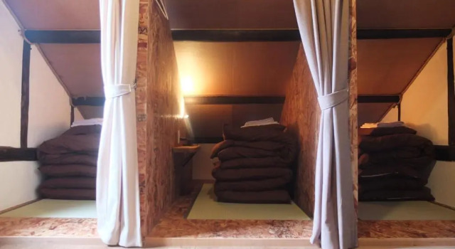 Кровать в общем номере YOMOGI GUESTHOUSE