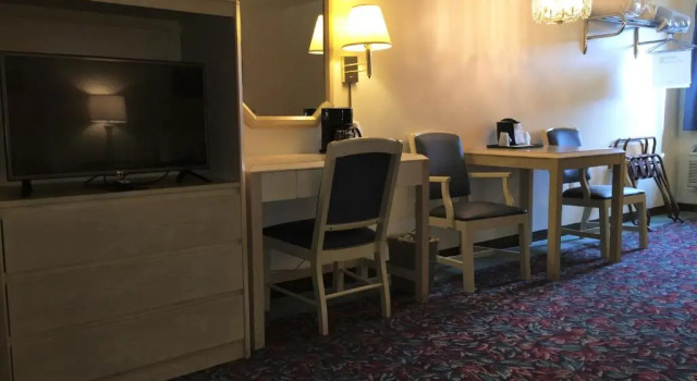 Четырёхместный номер Comfort Cedar Motor Inn