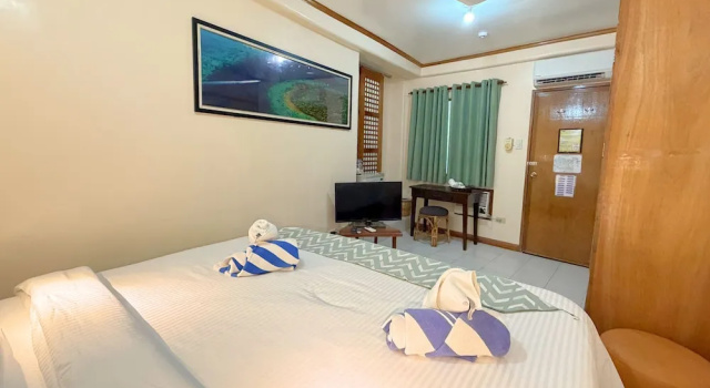Номер Deluxe с балконом и с видом на бассейн El Galleon Beach Resort