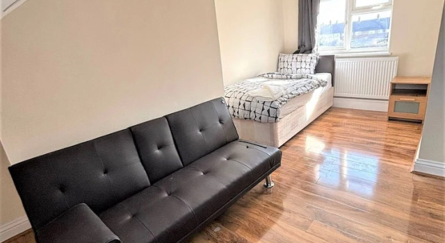 Large & Cozy 5-bed House in a Quiet Dagenham Area