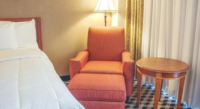 Четырёхместный номер Standard MCM Eleganté Hotel & Conference Center