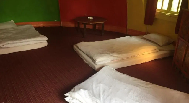 Кровать в общем номере Hotel At The End Of The Universe