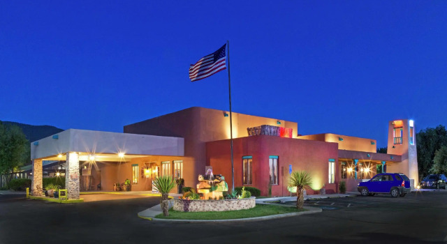 Четырёхместный номер Standard Hilton Tapestry Collection, Hotel Don Fernando De Taos