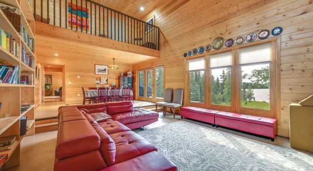 Коттедж с 4 комнатами с балконом Spacious Soldotna Home w/ Mackey Lake Views
