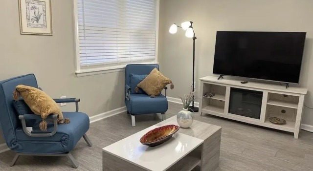Bright 2BR Townhome Pool & Beach Minutes Away