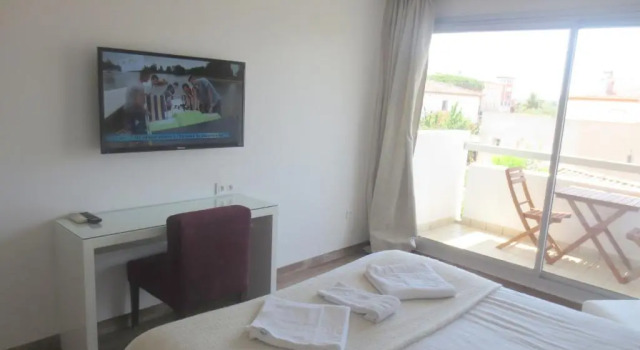 Двухместный номер Standard с балконом Hotel Sable Et Soleil - Port, Plage & Jacuzzi privé