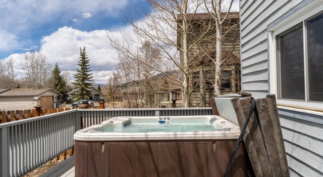 Stand-alone Mountain Home, Private Hot Tub and Deck, Mountain Views #34 by Summit County Mountain Retreats, Забронировать Дом для отпуска Отели Диллон с парковкой, рядом с D'Vine Wine, Парковка