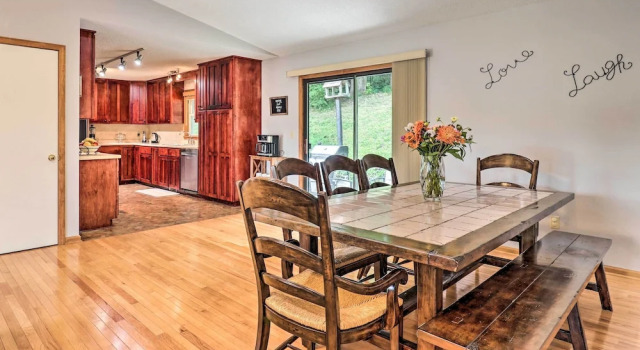 Charming Mills River Home w/ Porch & Yard!, Забронировать Дом для отпуска Миллз-Ривер Аппалачи