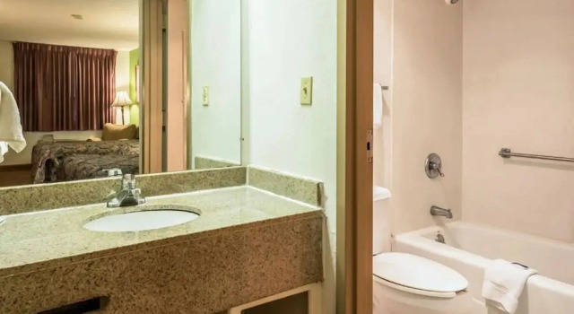 Четырёхместный номер Standard Studios and Suites 4 Less Emporia