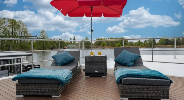 Havel Houseboat Serenity