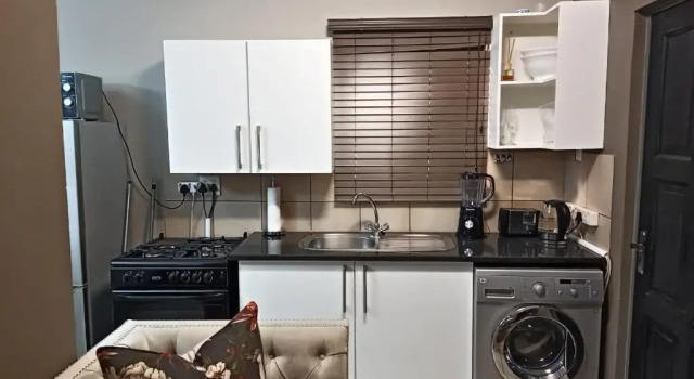 URlyfstyle Cottage Near OR Tambo International Airport, Reservar Casa de férias Moradias em Kempton Park, Vila