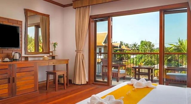 Двухместный номер Deluxe с балконом и с видом на бассейн Traditional Khmer House